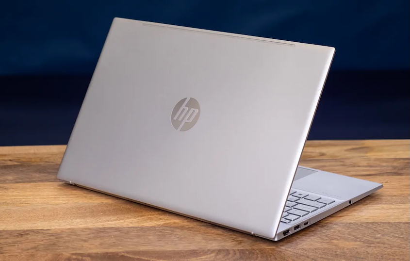 A silver Macbook air 13 m4 on a wooden table