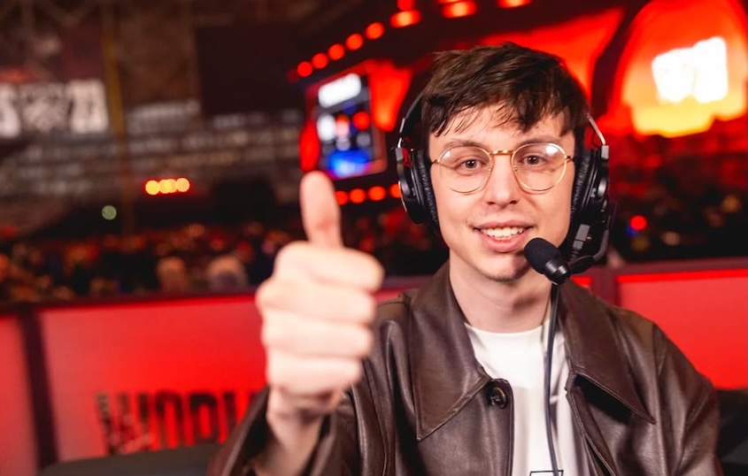 Caedrel doing a thumbs up in front of a crowd