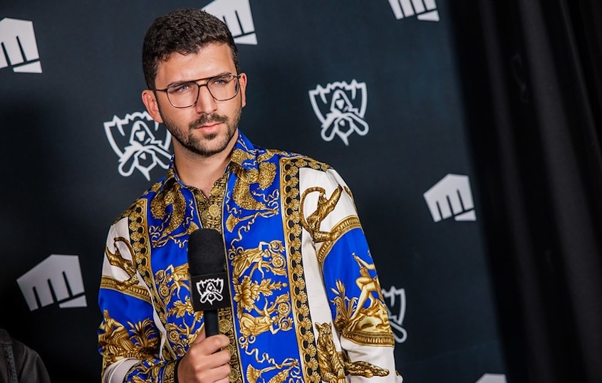 YamatoCannon holding a mic