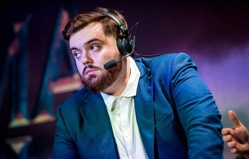 Ibai wearing a headset while looking to the side
