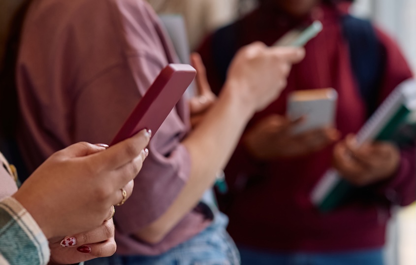 Apple Locks App Store for Texas Teens behind Family Sharing