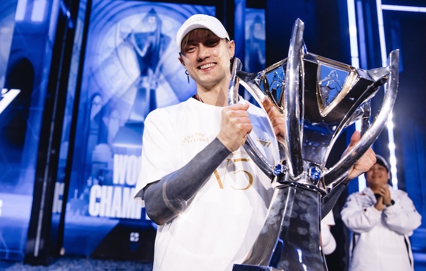 Rekkles holding up the worlds cup