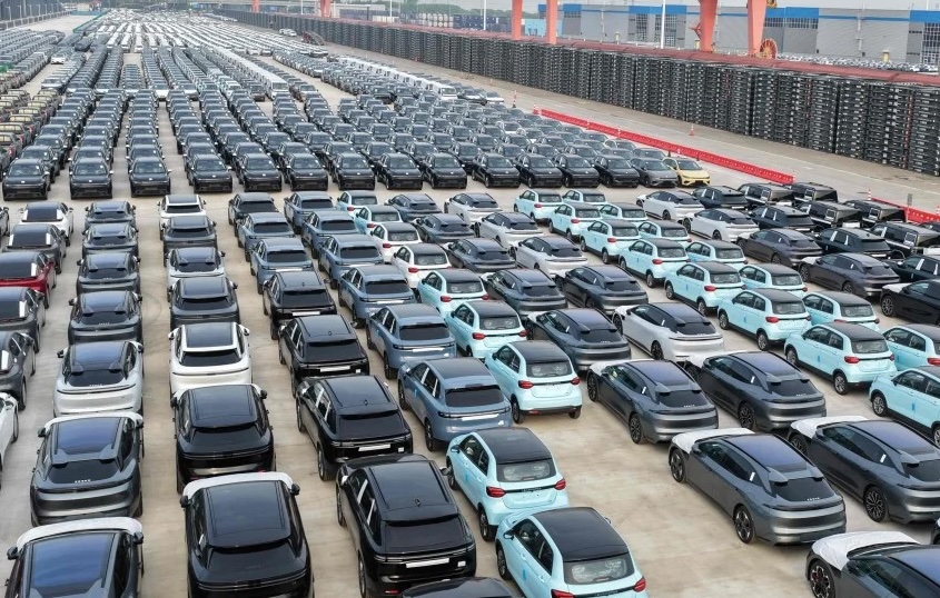 Democrats Push Trump to Maintain Ban on Chinese Cars